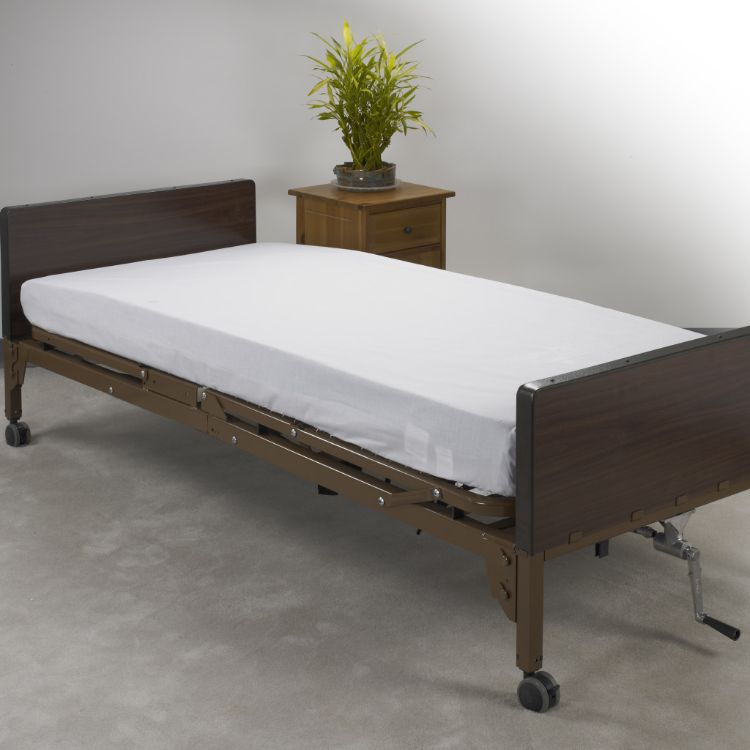 Hospital bed linen kit with fitted sheets for adjustable beds